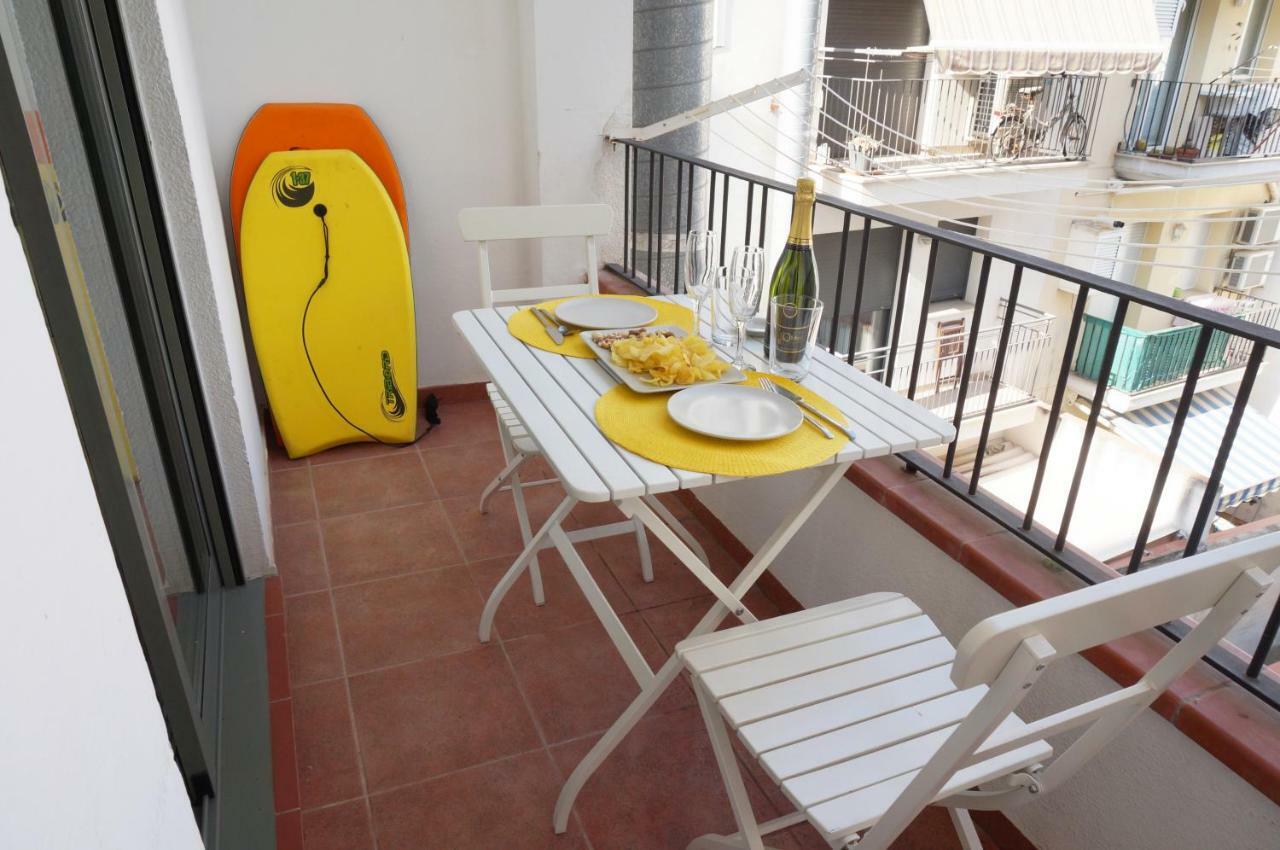 סיטגס Happy Holiday Beach Home מראה חיצוני תמונה